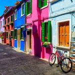 Ruelle avec maisons colorées